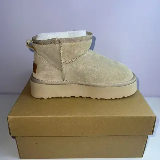 UGG Beige Piel de ante blanca Superior Acolchada con Lana de Oveja Botas de Nieve