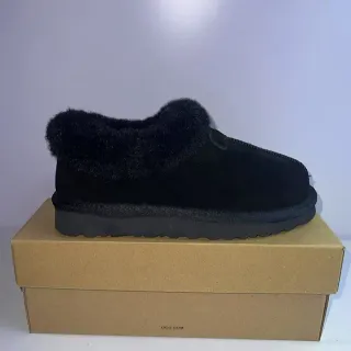 UGG نعال أسود مع كولار shearling ناعم و upper suede