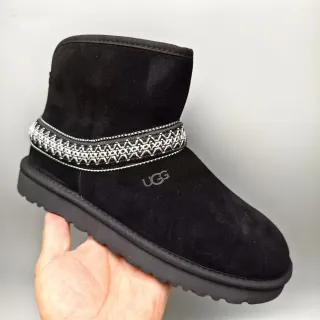 UGG কালো সিলভার সুয়েড উপর এমব্রয়ডার্ড জ্যোমেট্রিক ব্যান্ড স্নো বুট