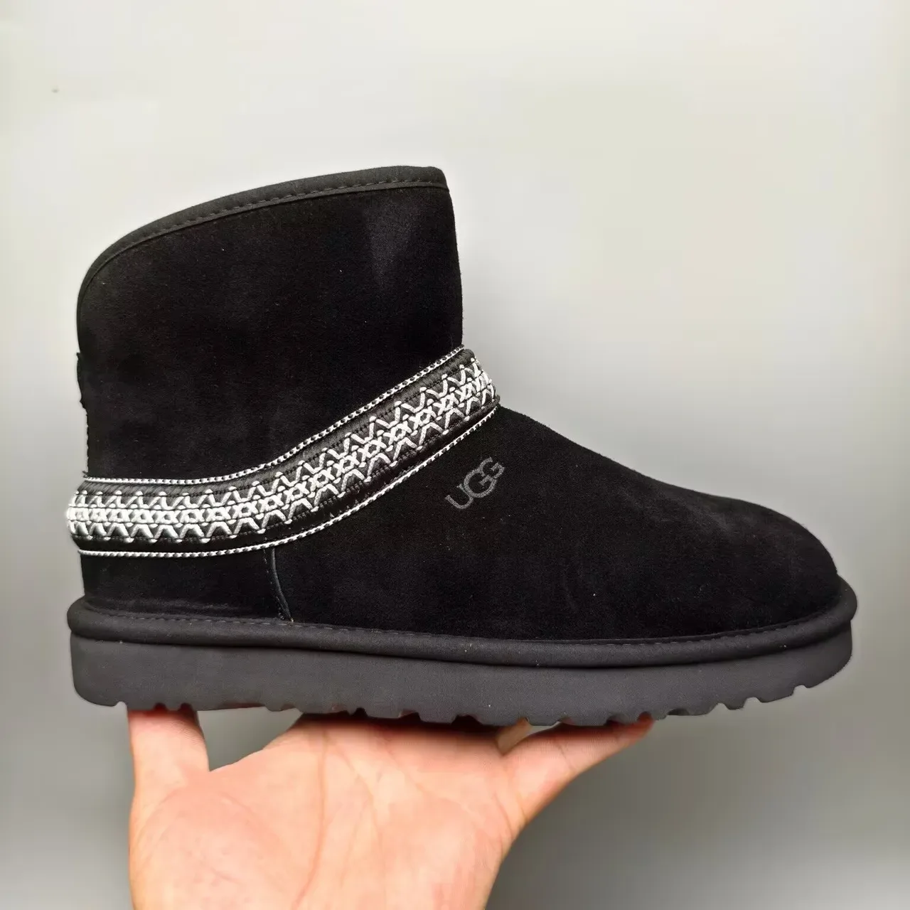 UGG Bottes de Neige Noir Argent Supérieur Daim Brodé Bande Géométrique 2