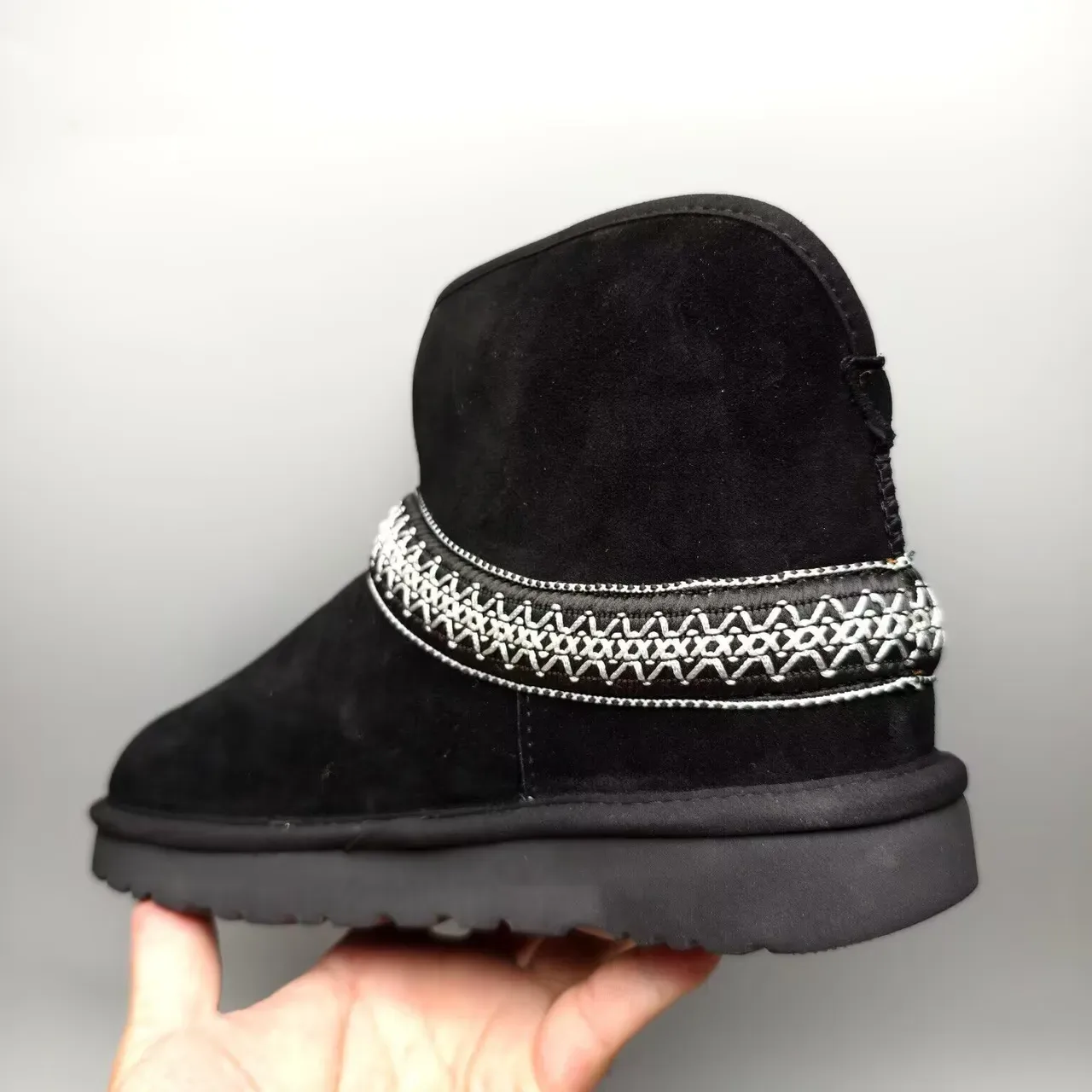UGG Bottes de Neige Noir Argent Supérieur Daim Brodé Bande Géométrique 3