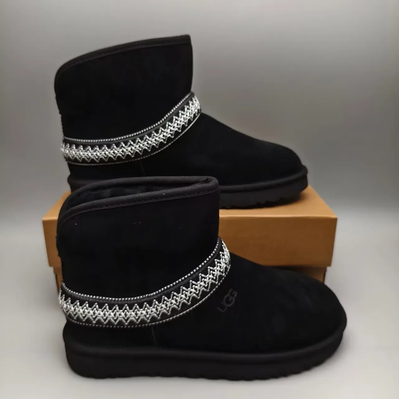 UGG Bottes de Neige Noir Argent Supérieur Daim Brodé Bande Géométrique 4