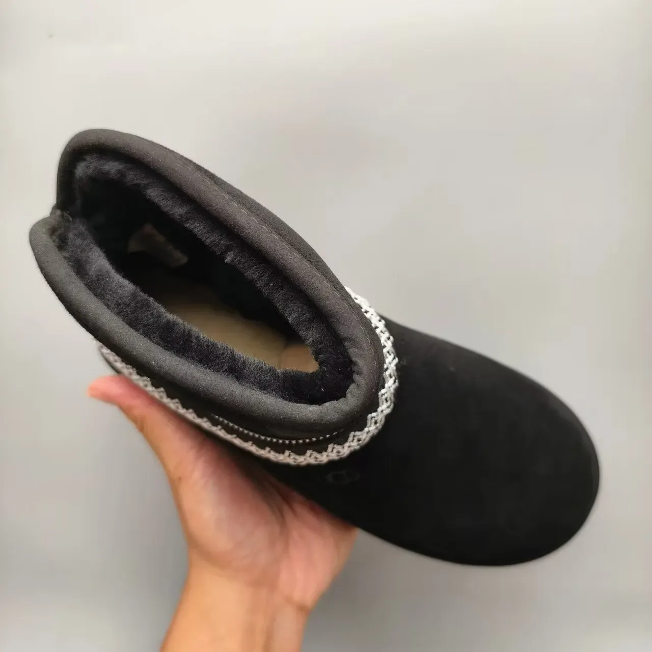 UGG Bottes de Neige Noir Argent Supérieur Daim Brodé Bande Géométrique 5