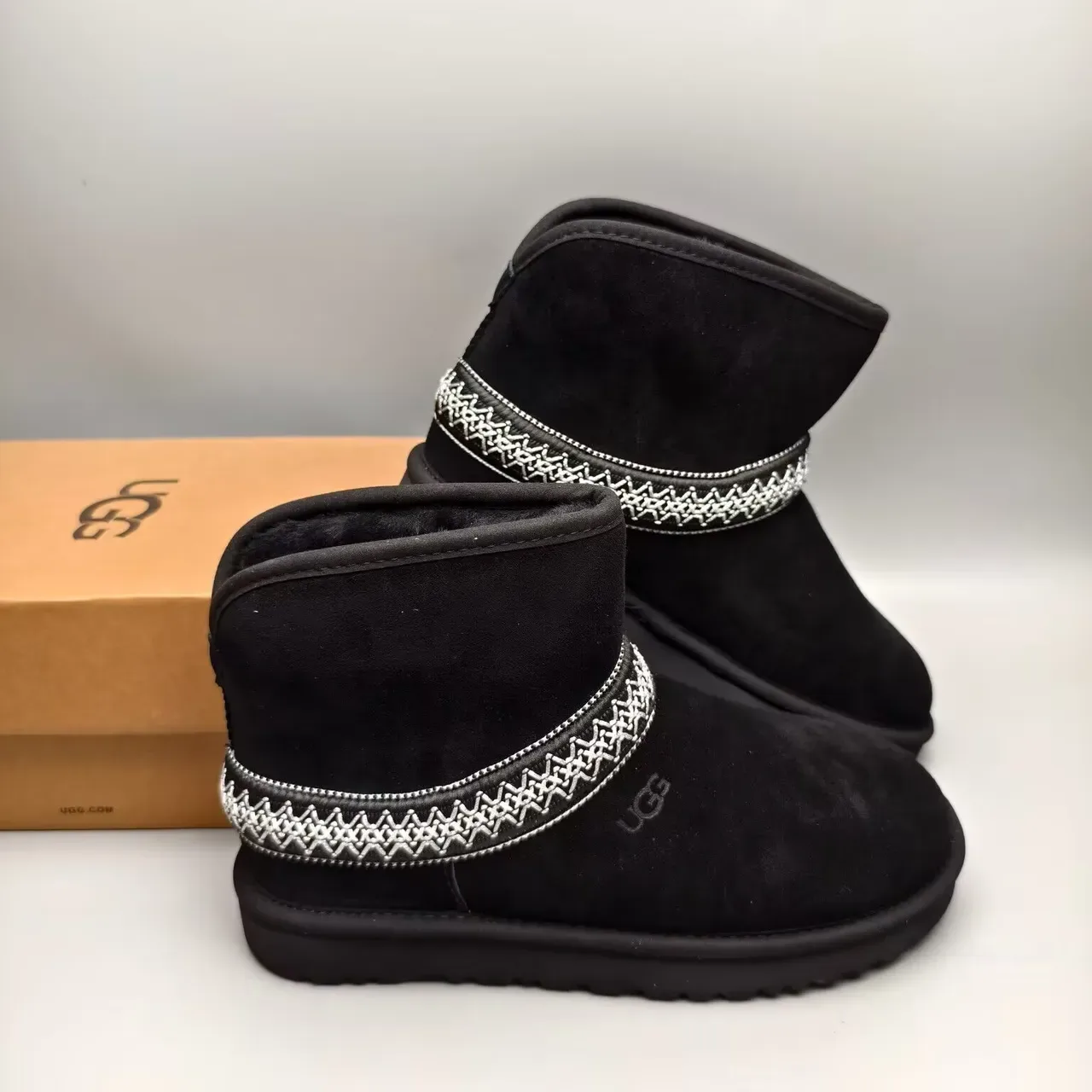 UGG Bottes de Neige Noir Argent Supérieur Daim Brodé Bande Géométrique 6