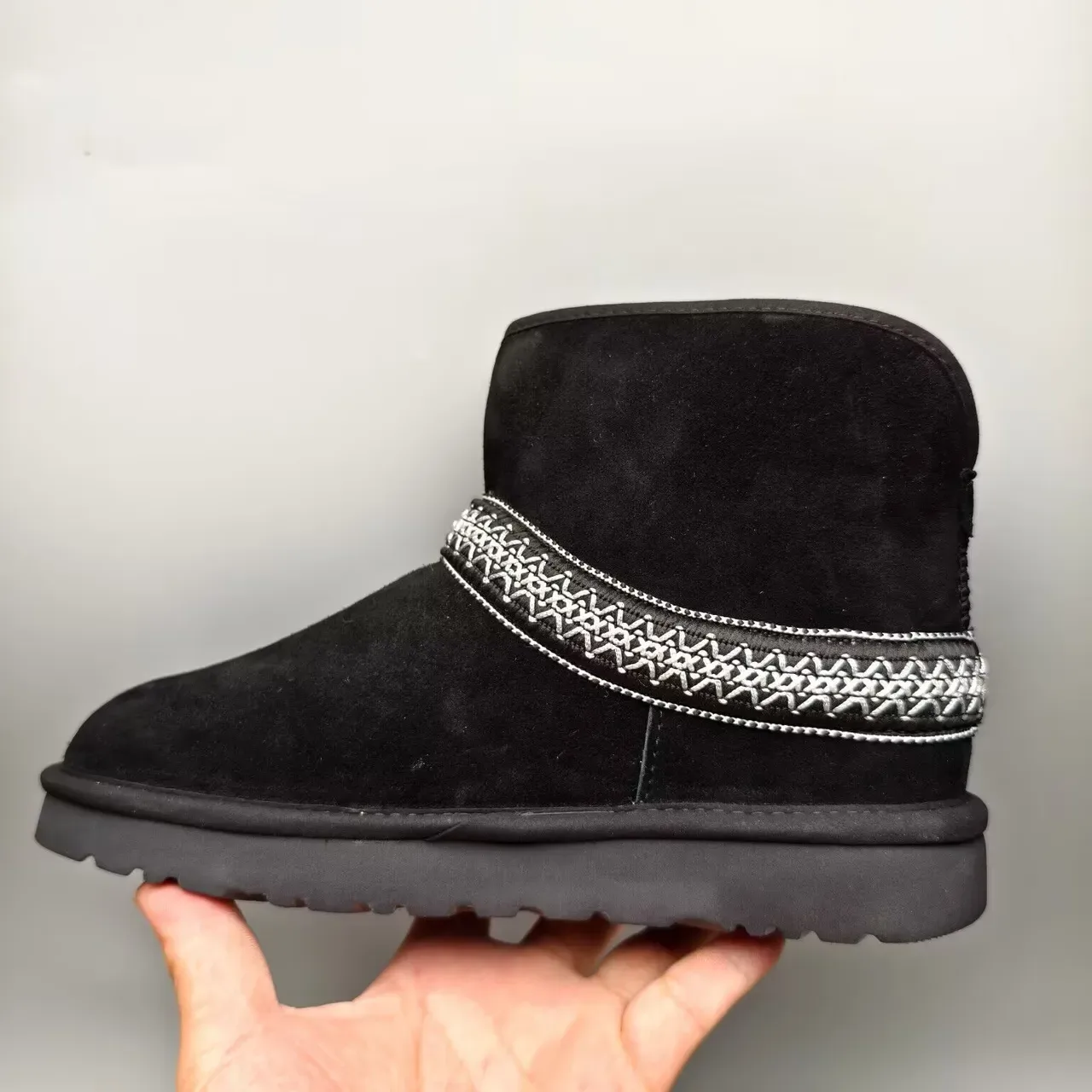 UGG Bottes de Neige Noir Argent Supérieur Daim Brodé Bande Géométrique 7