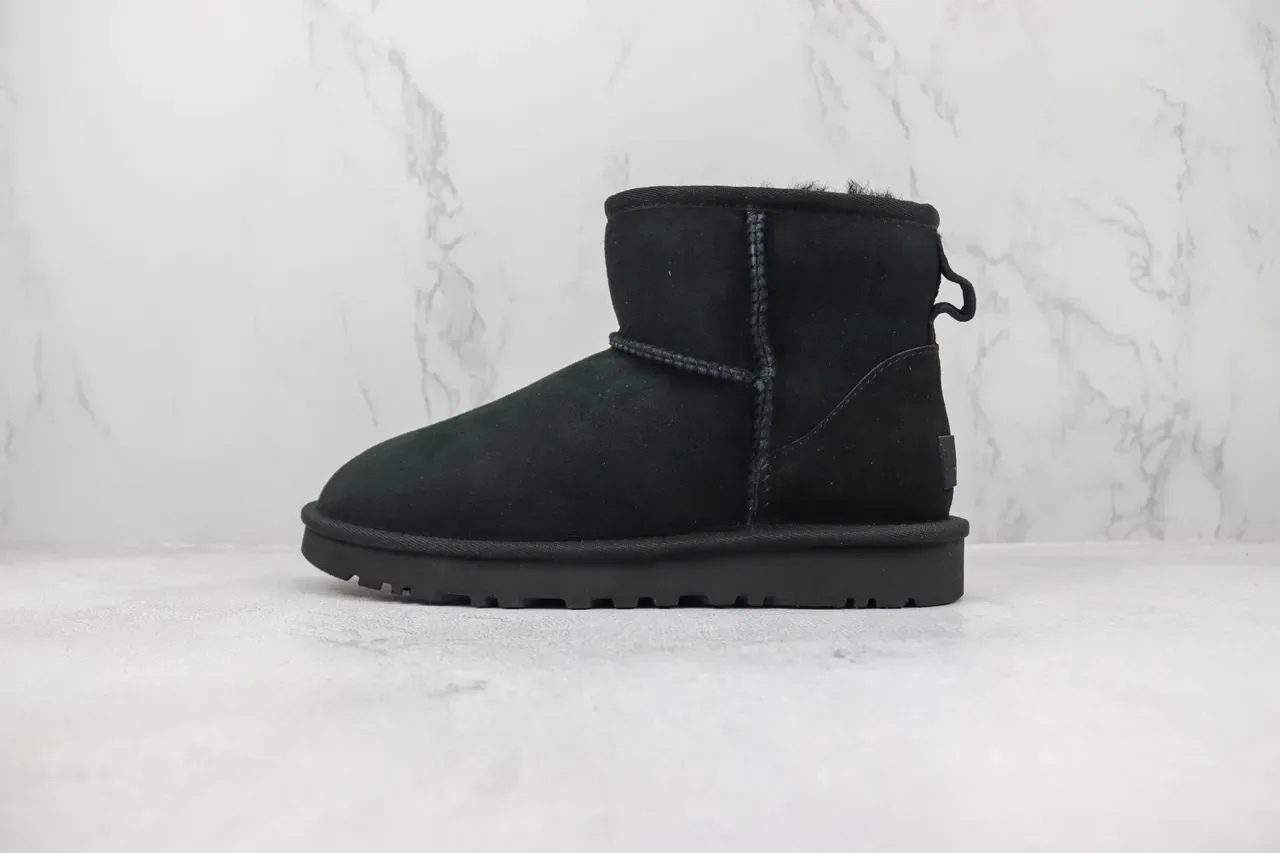 UGG কালো সুয়েড উপর শিয়ারলিং লাইন্ড স্নো বুট 2