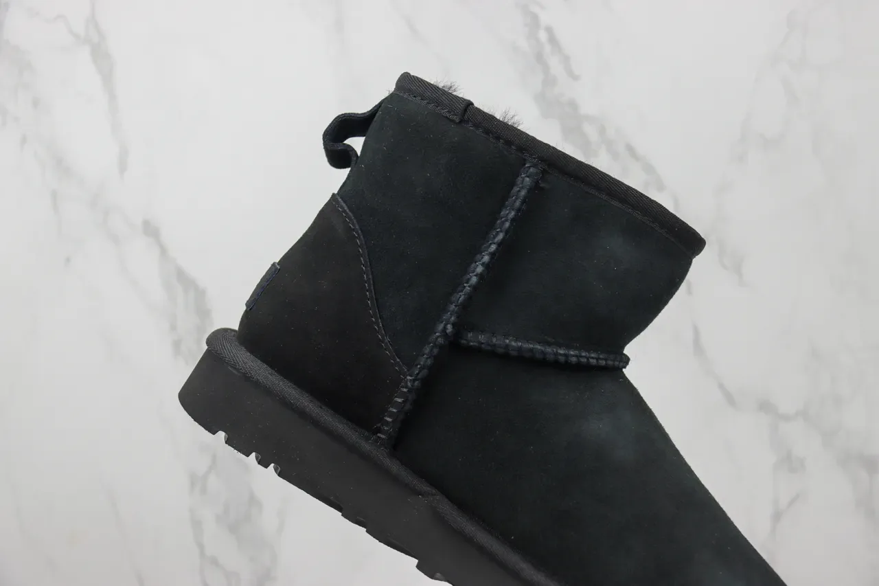 UGG কালো সুয়েড উপর শিয়ারলিং লাইন্ড স্নো বুট 4