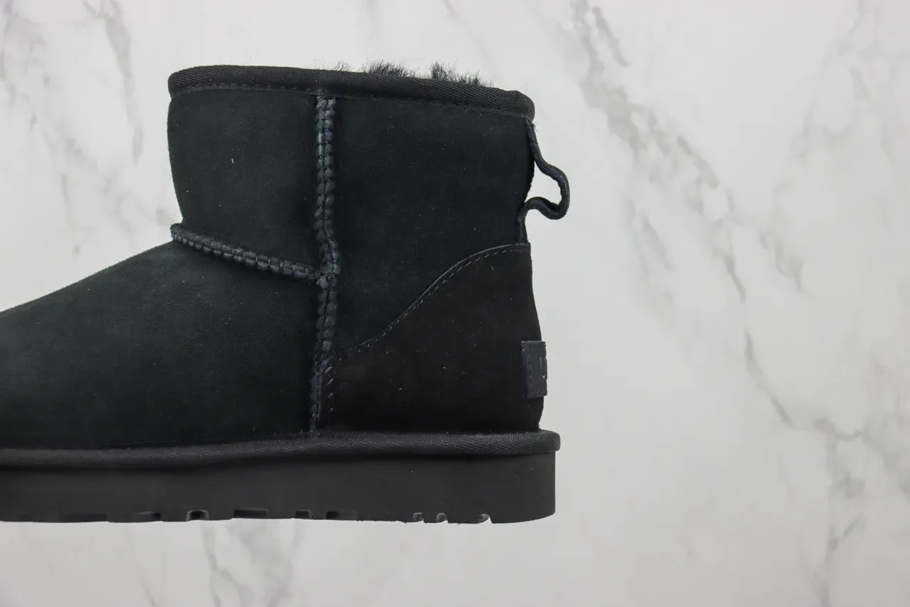 UGG কালো সুয়েড উপর শিয়ারলিং লাইন্ড স্নো বুট 5