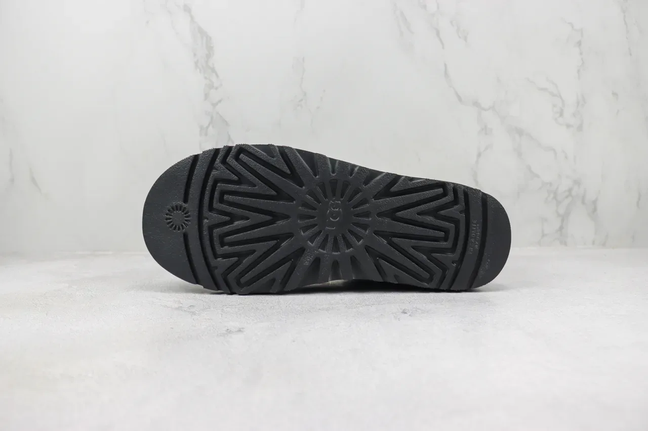 UGG কালো সুয়েড উপর শিয়ারলিং লাইন্ড স্নো বুট 8