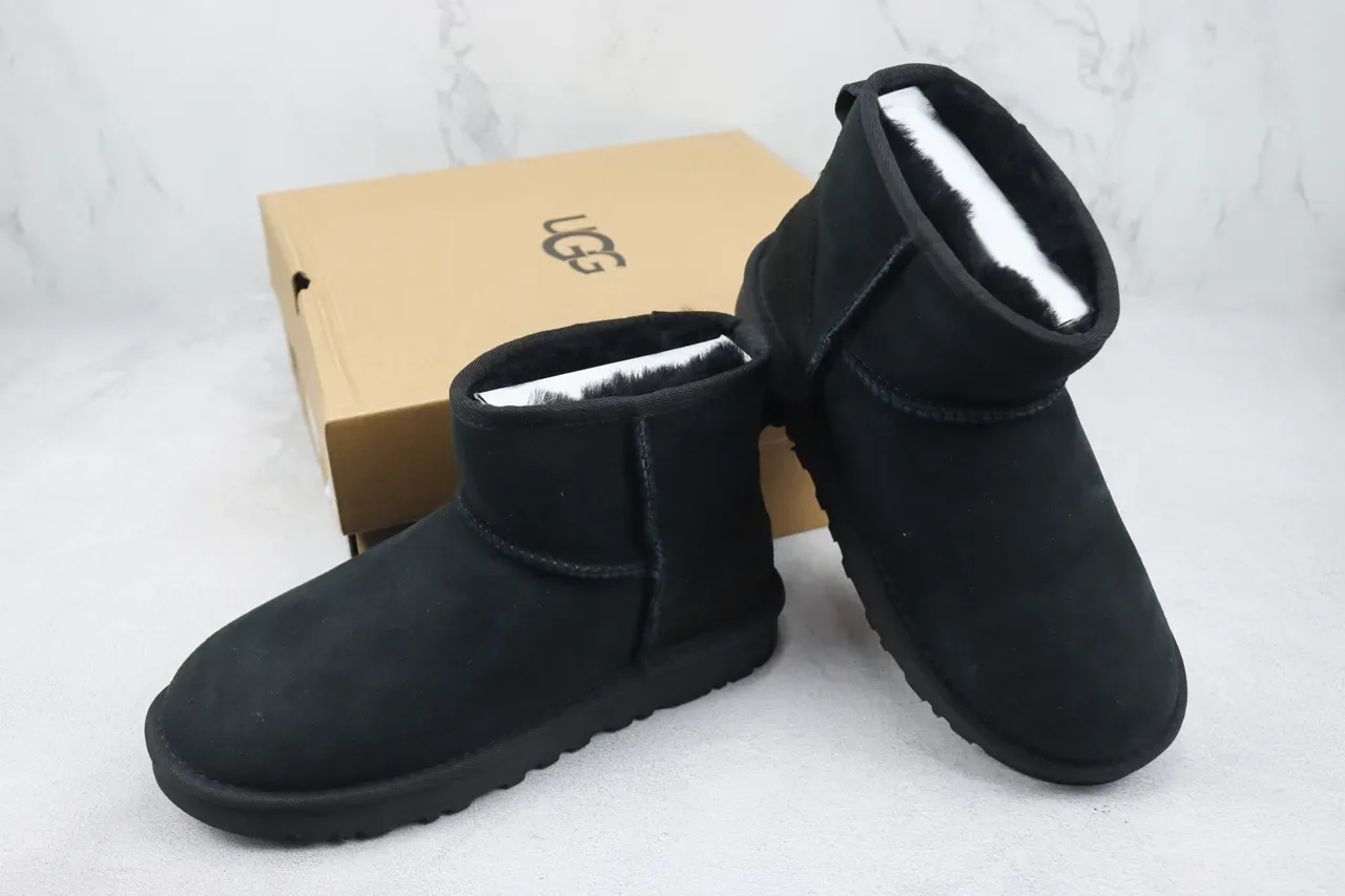 UGG কালো সুয়েড উপর শিয়ারলিং লাইন্ড স্নো বুট 9
