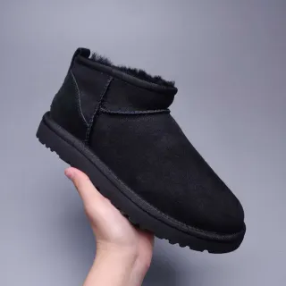 UGG Classic Mini Botas de nieve de ante negro forradas con cordero