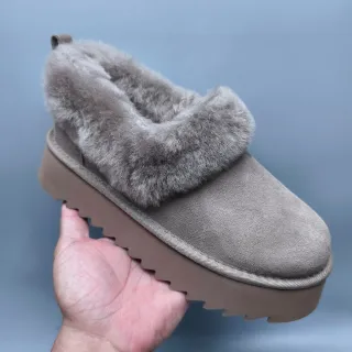 UGG Zapatos casuales gris y marrón con forro de shearling y suela de plataforma