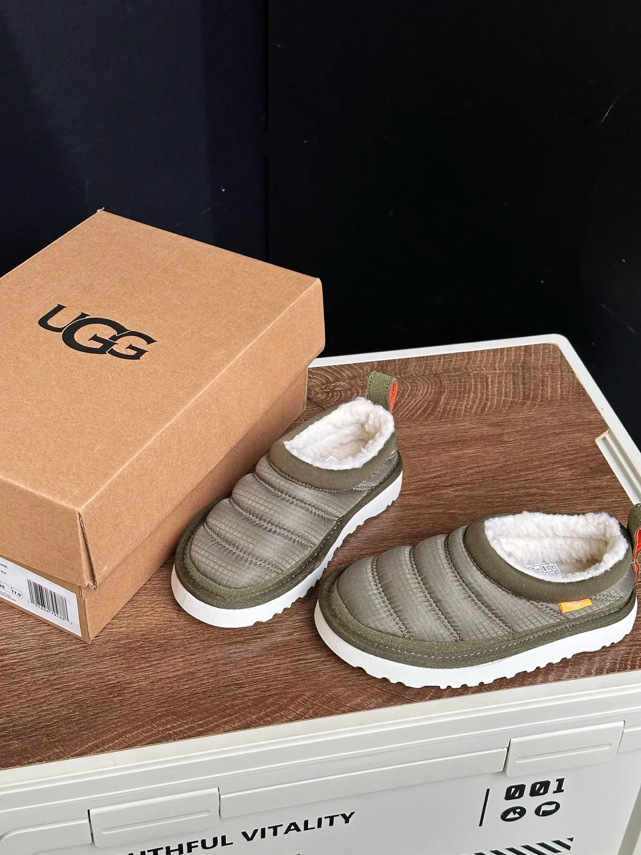 UGG Tasman Vert Armée Blanc matelassé puffer haut fourré col mouton chaussures casuales 12