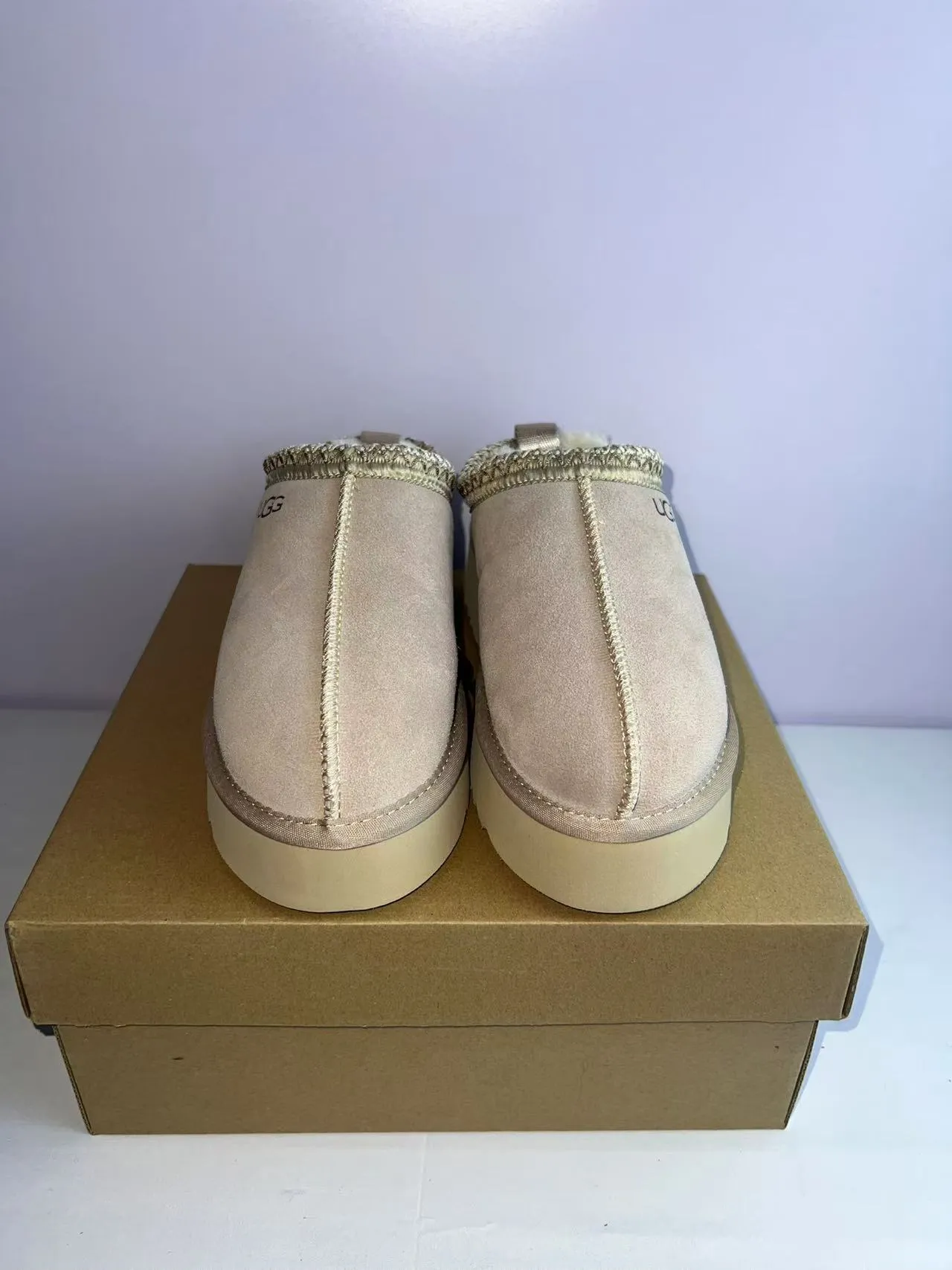 UGG Tasman Beige Plataforma Sola Dourada Forrada com Shearling Sapatos Casuais 4