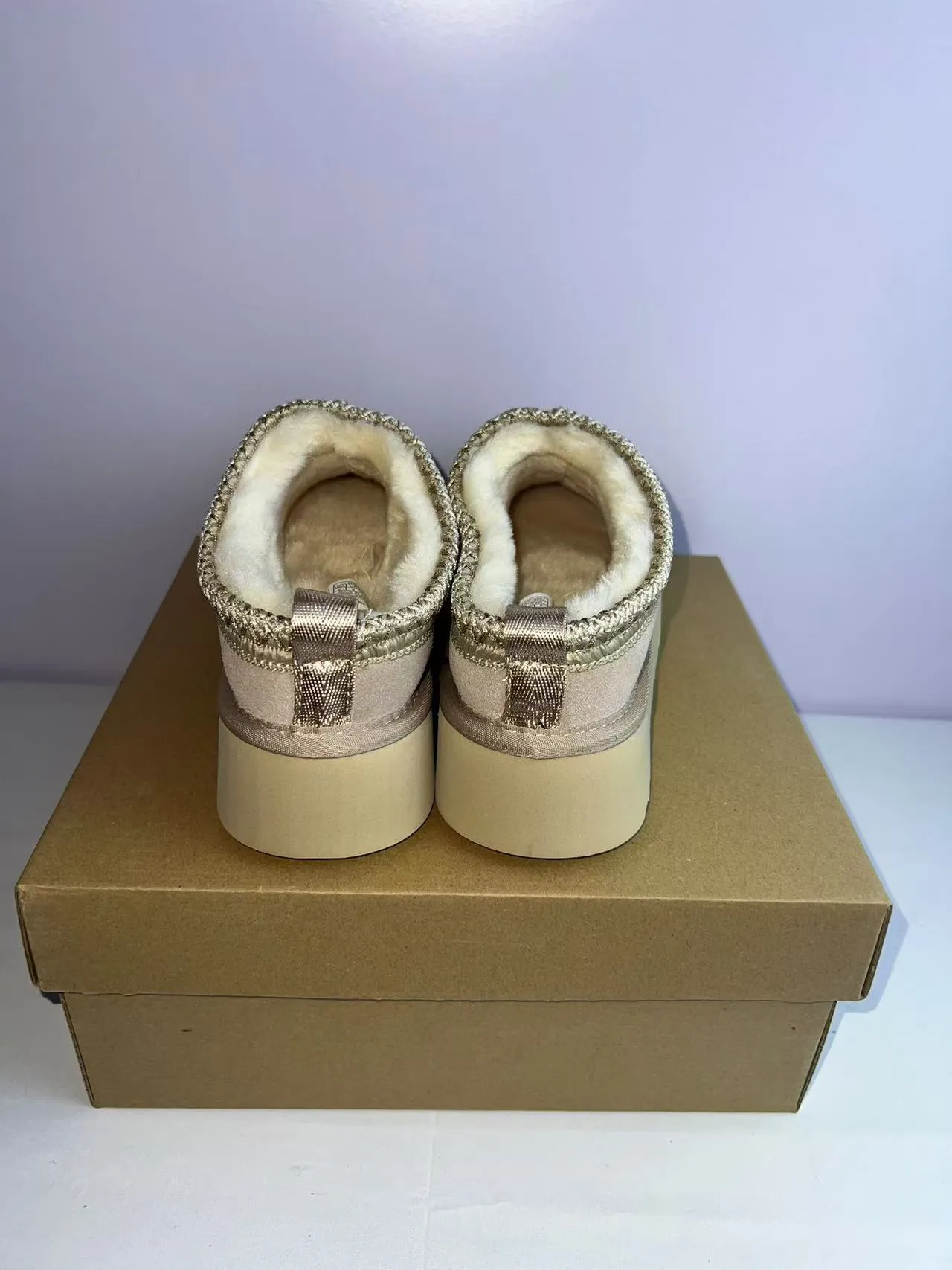 UGG Tasman Beige Plataforma Sola Dourada Forrada com Shearling Sapatos Casuais 5