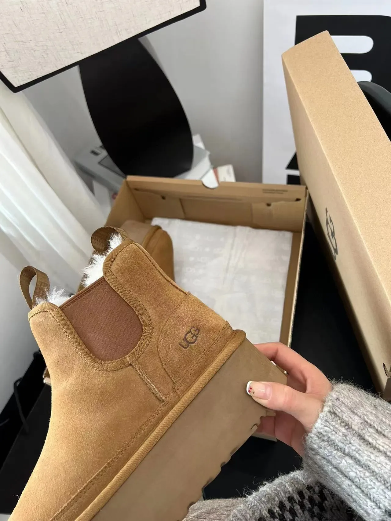UGG Tasman 棕白麂皮鞋面 平台鞋底 切尔西靴 6