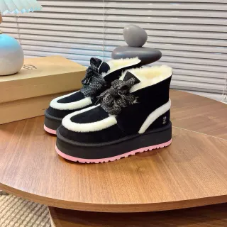 UGG Tasman启发的黑色和白色羊毛平台雪靴