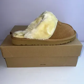 UGG Tasman Tan حذاء منزلي من جلد المخمل مبطن بشيرلينج