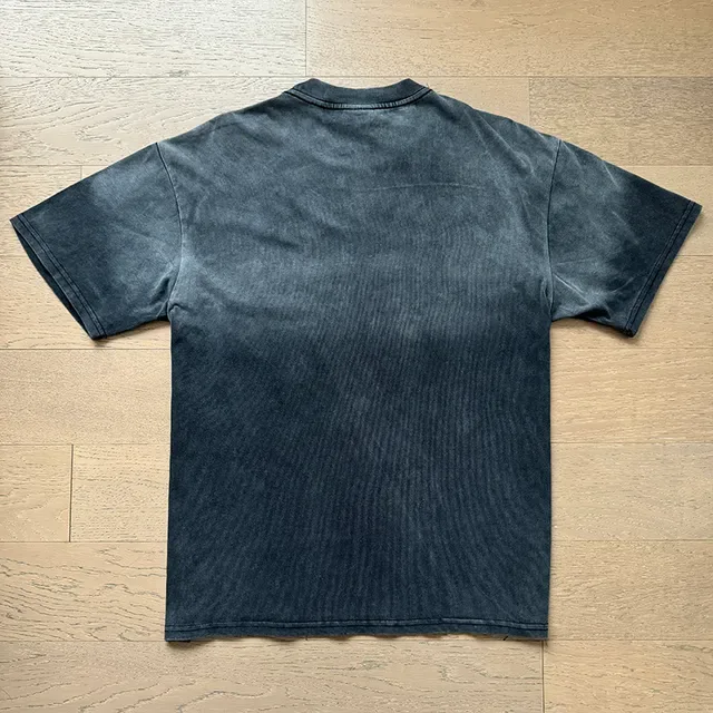 Camiseta gráfica acid wash desgastada Vale Forever 5