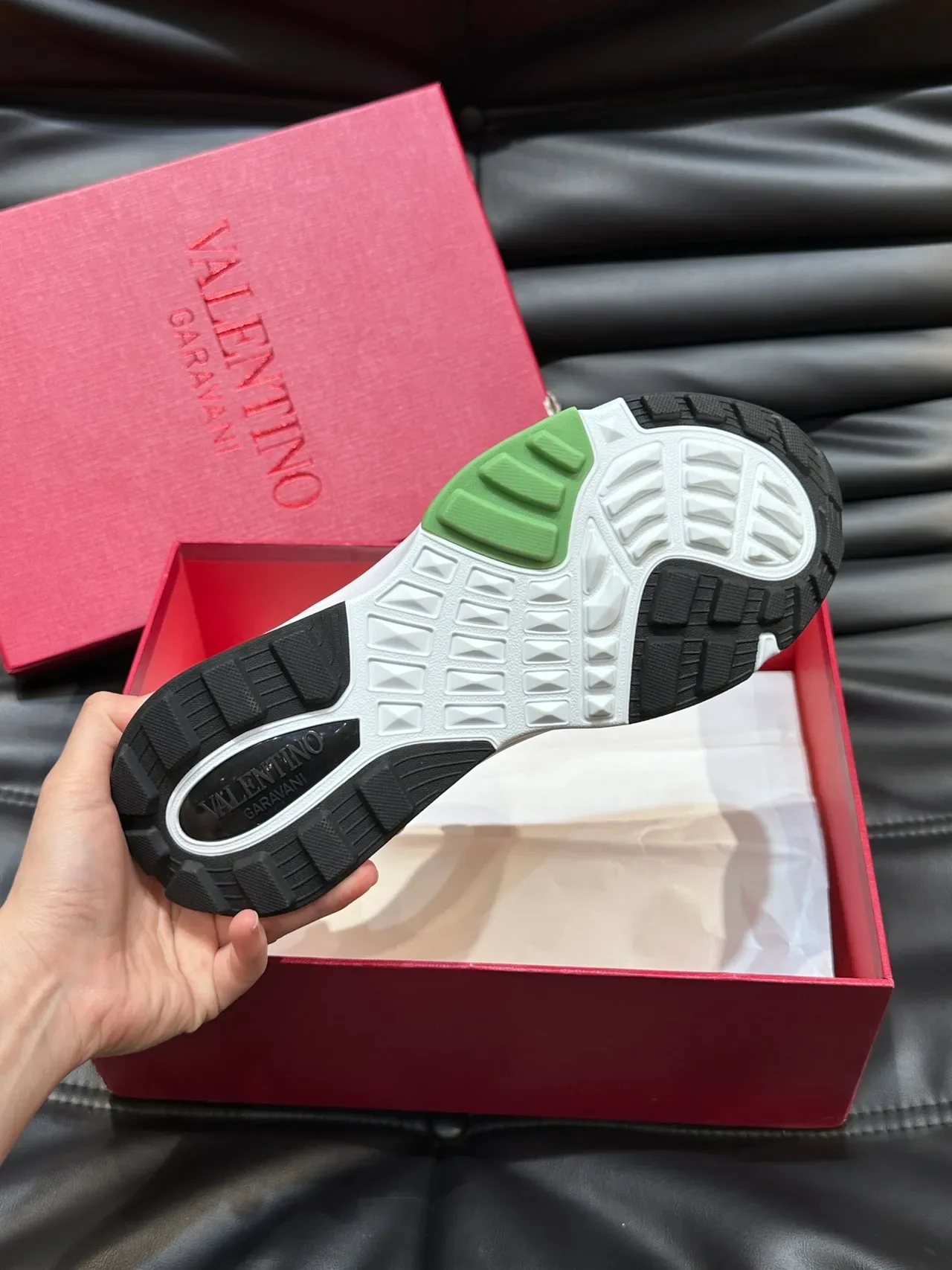 Valentino Beige Chunky Sneakers com Sola Roxa e Upper de Material Misto 2