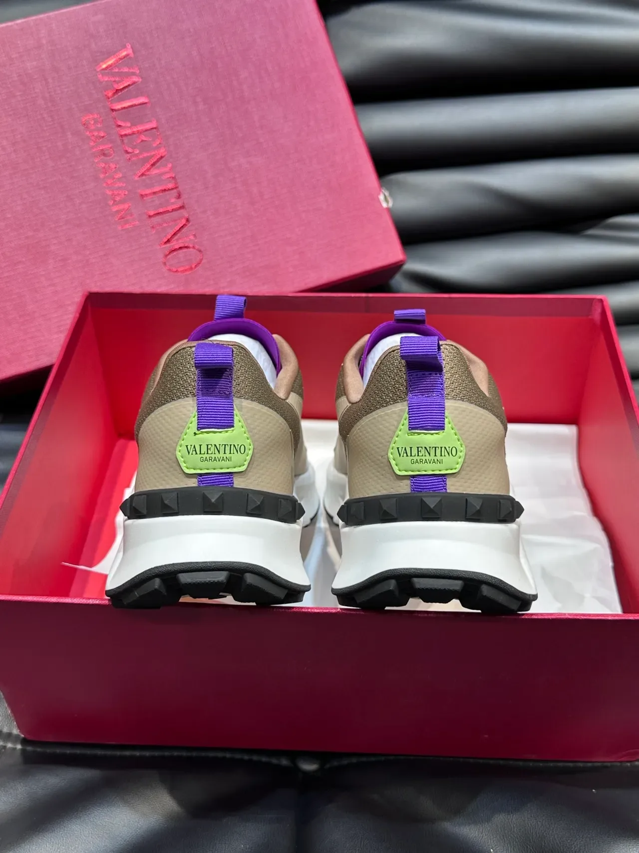 Valentino Beige Chunky Sneakers com Sola Roxa e Upper de Material Misto 3