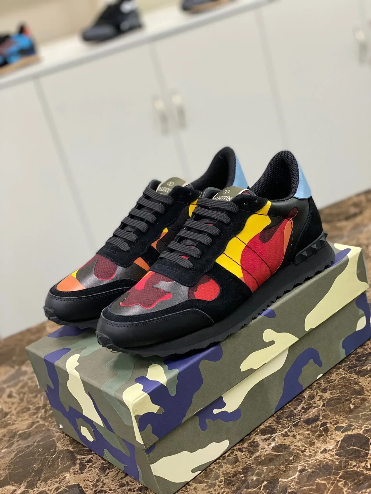 Valentino Chaussures Lifestyle Noir Multicolore Imprimé Flamme Panneaux Camo Contrepied du Talon Studded 1