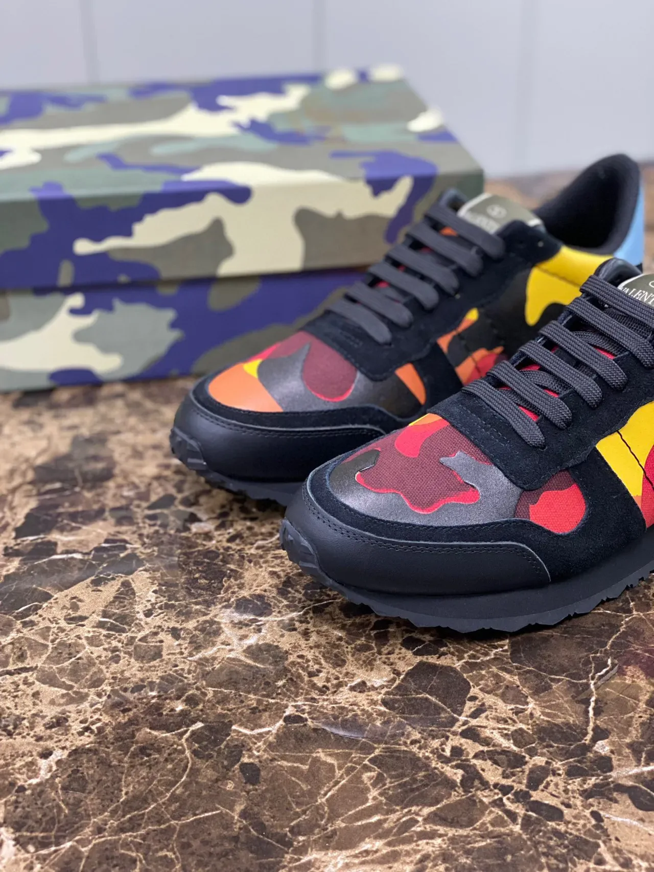 Valentino Chaussures Lifestyle Noir Multicolore Imprimé Flamme Panneaux Camo Contrepied du Talon Studded 5