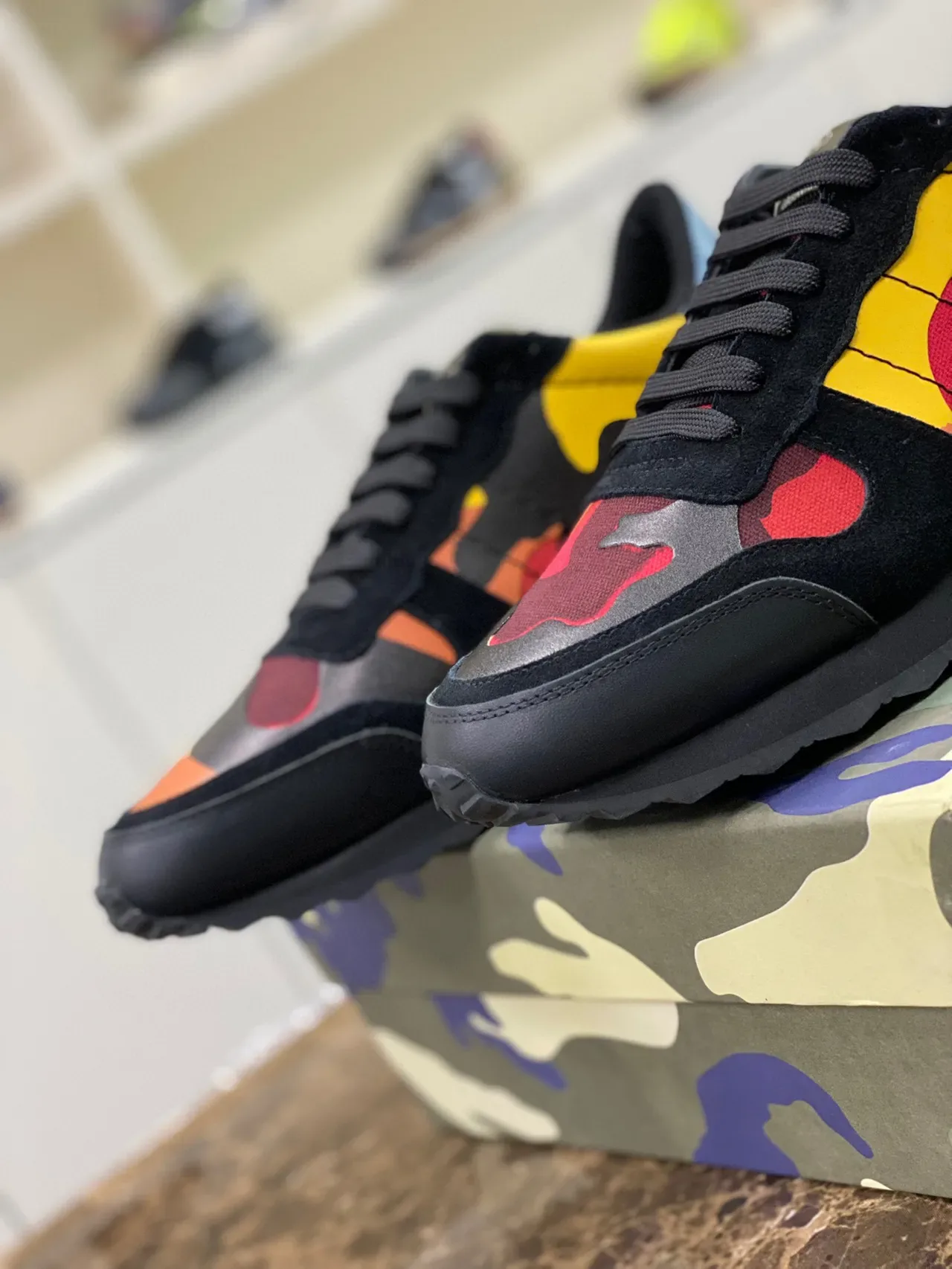 Valentino Chaussures Lifestyle Noir Multicolore Imprimé Flamme Panneaux Camo Contrepied du Talon Studded 6