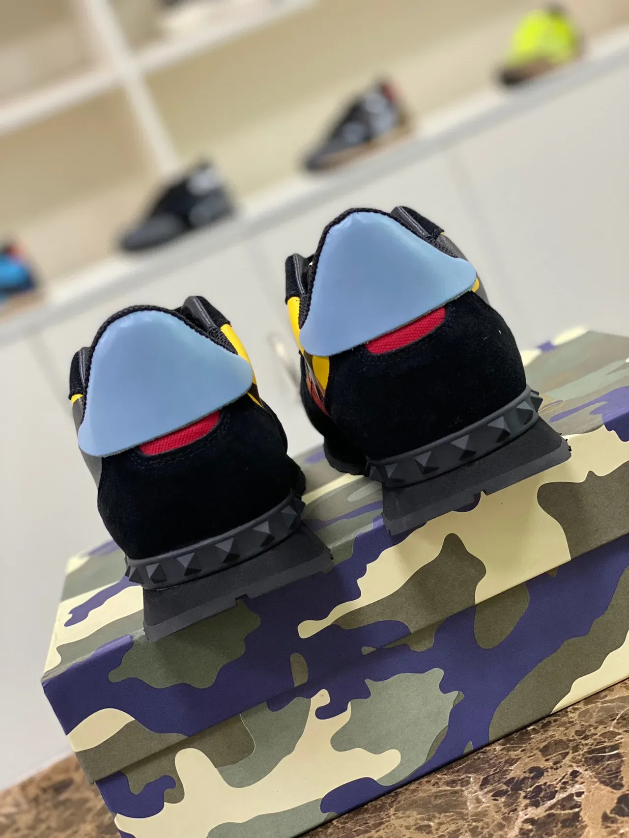 Valentino Chaussures Lifestyle Noir Multicolore Imprimé Flamme Panneaux Camo Contrepied du Talon Studded 7
