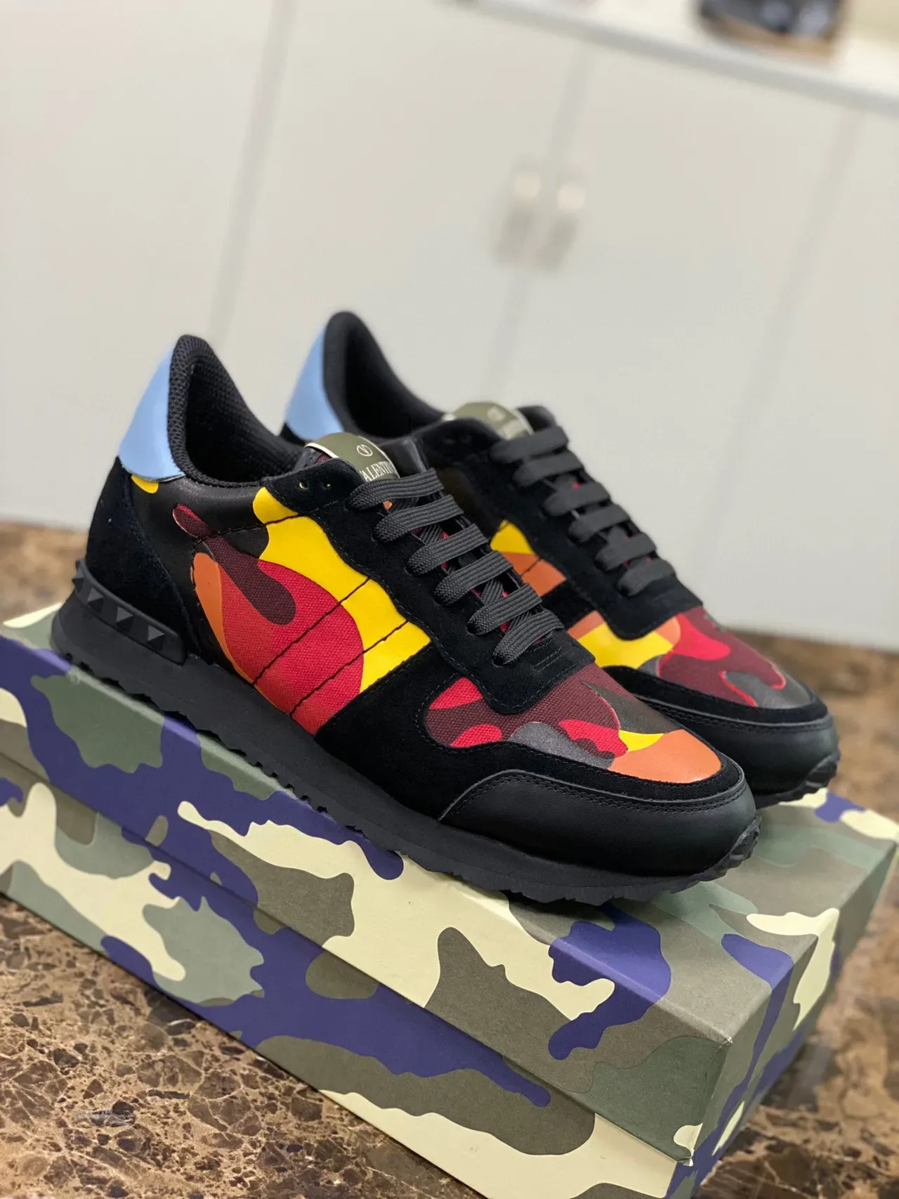 Valentino Chaussures Lifestyle Noir Multicolore Imprimé Flamme Panneaux Camo Contrepied du Talon Studded 9