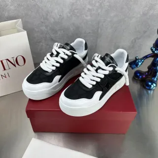 Valentino 黑白厚底平台鞋对比生活方式运动鞋