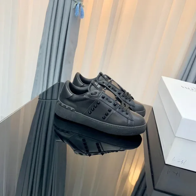 Valentino Rockstud Black Leather Pyramid Stud Lifestyle Sneakers 7