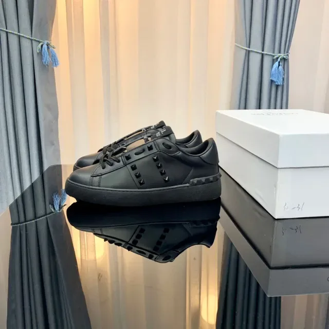 Valentino Rockstud Black Leather Pyramid Stud Lifestyle Sneakers 8