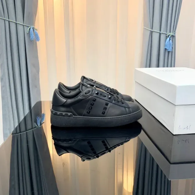 Valentino Rockstud Black Leather Pyramid Stud Lifestyle Sneakers 9