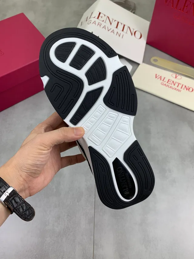 Valentino Rockstud noir et blanc, panneaux maille et daim, ferrures dorées VLogo, chunky sneakers 2
