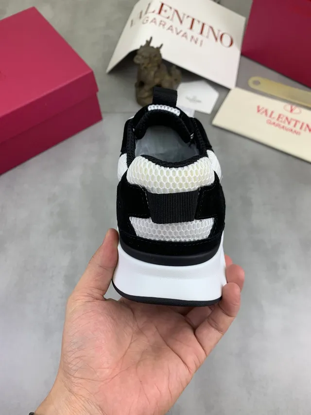 Valentino Rockstud noir et blanc, panneaux maille et daim, ferrures dorées VLogo, chunky sneakers 3