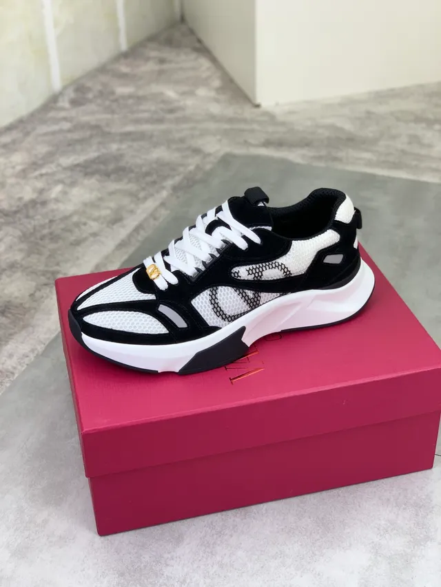Valentino Rockstud noir et blanc, panneaux maille et daim, ferrures dorées VLogo, chunky sneakers 4
