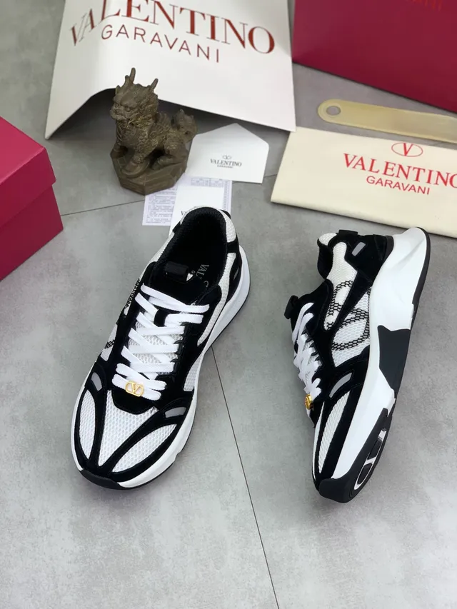 Valentino Rockstud noir et blanc, panneaux maille et daim, ferrures dorées VLogo, chunky sneakers 5