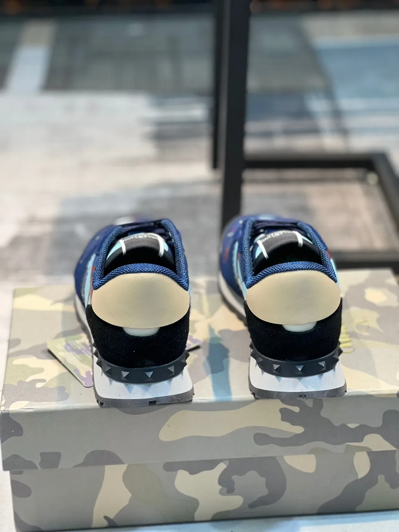 Valentino Rockstud Camouflage Bleu Marine Sneakers Lifestyle 2