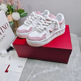 Valentino Rockstud 粉色和白色生活方式运动鞋