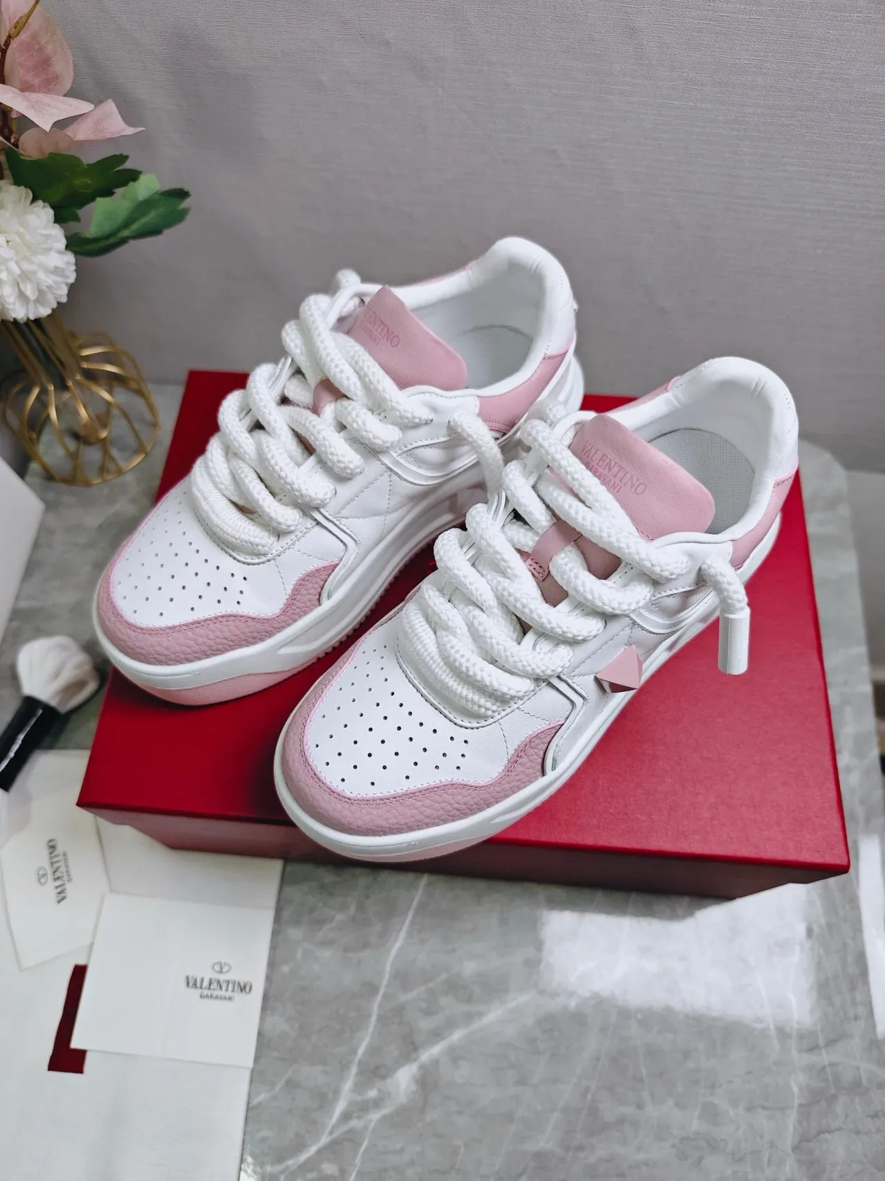 Valentino Rockstud Baskets Lifestyle Rose et Blanc 2