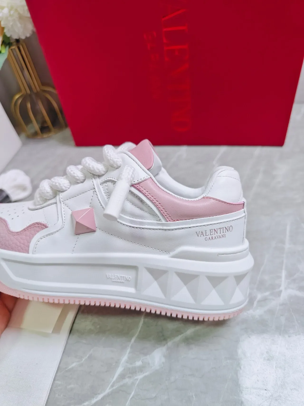 Valentino Rockstud Baskets Lifestyle Rose et Blanc 3