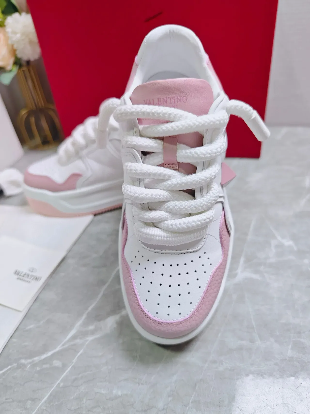 Valentino Rockstud Baskets Lifestyle Rose et Blanc 4