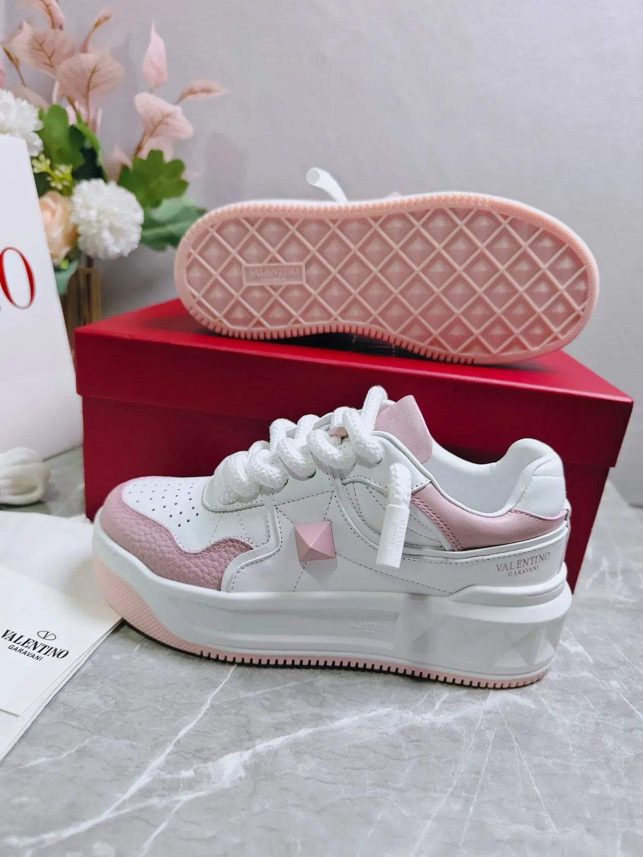 Valentino Rockstud Baskets Lifestyle Rose et Blanc 5