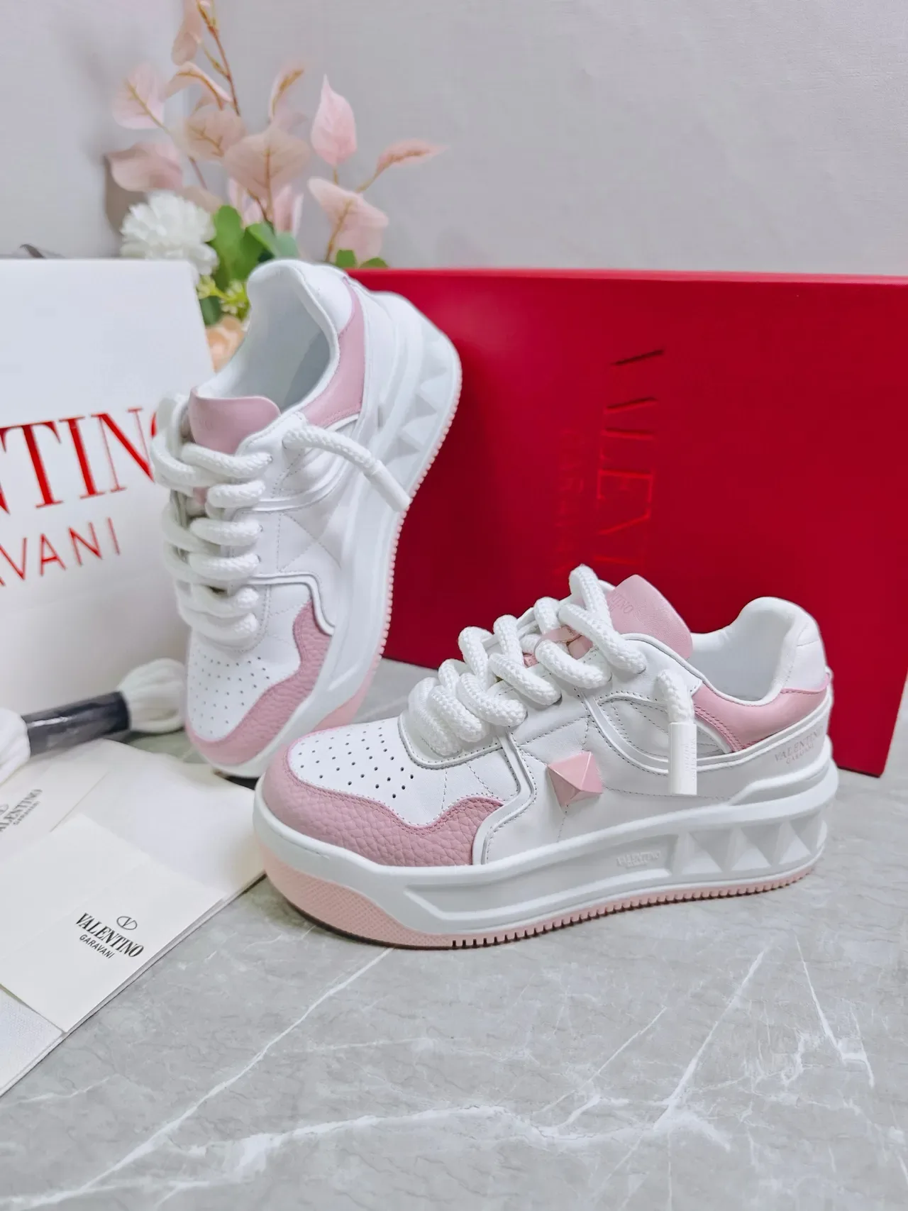 Valentino Rockstud Baskets Lifestyle Rose et Blanc 6