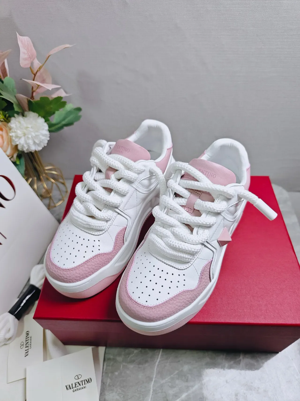 Valentino Rockstud Baskets Lifestyle Rose et Blanc 7