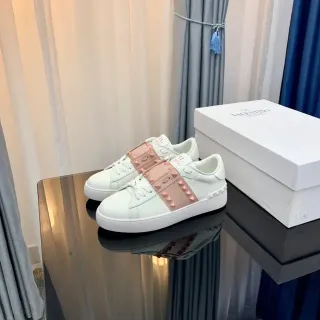 Valentino Rockstud blanco y rosa polvoriento tachonado sneakers lifestyle