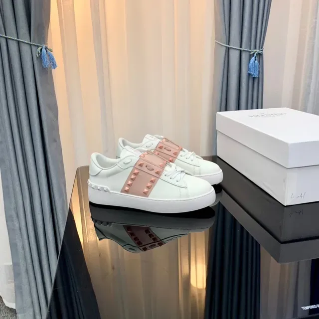 Valentino Rockstud blanc et rose poussiéreux clouté sneakers lifestyle 2
