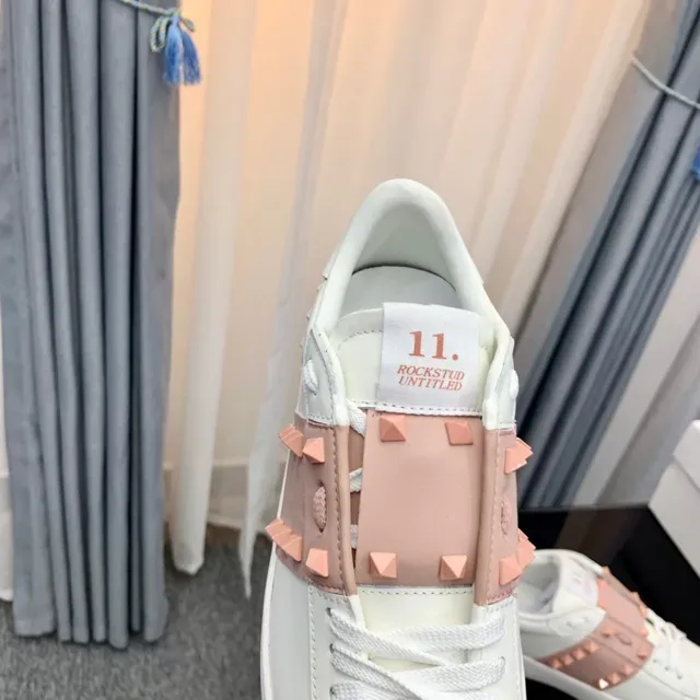 Valentino Rockstud blanc et rose poussiéreux clouté sneakers lifestyle 3