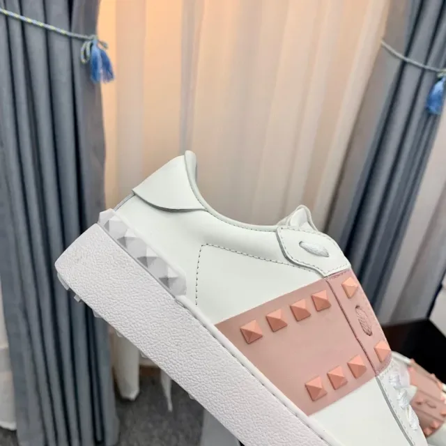 Valentino Rockstud blanc et rose poussiéreux clouté sneakers lifestyle 4